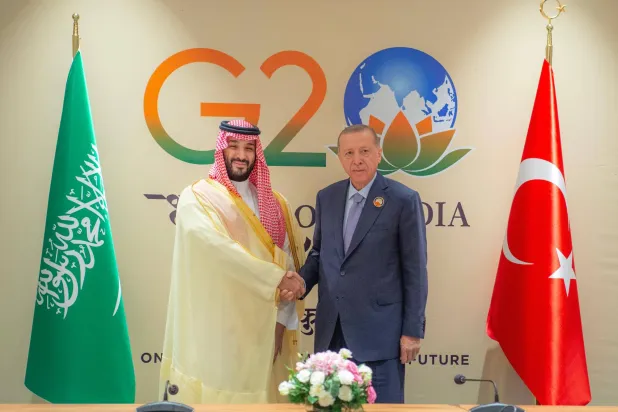 الأمير محمد بن سلمان والرئيس التركي رجب طيب إردوغان بعد اجتماعهما على هامش قمة «مجموعة العشرين» (واس)