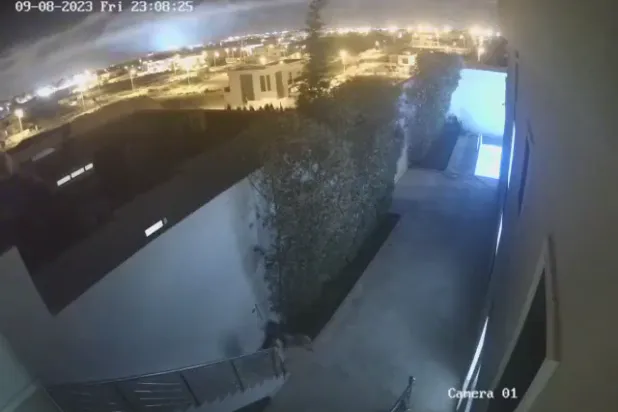 لقطة من كاميرا مراقبة تظهر كرة ضوء أزرق (يسار الصورة) أثناء زلزال مراكش