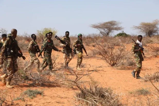 جنود من الجيش الصومالي خلال عملية تمشيط (الجيش الصومالي على منصة «إكس»)