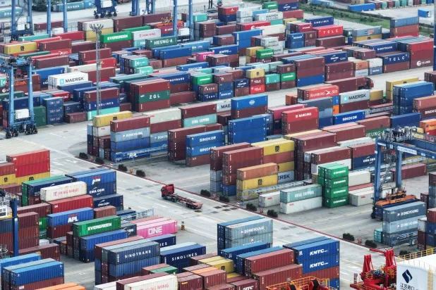 حاويات في ميناء نانجينغ بمقاطعة جيانغسو شرق الصين (أ.ف.ب)