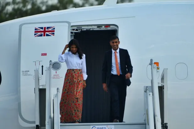 سوناك وزوجته لدى وصولهما إلى نيودلهي (إ.ب.أ)