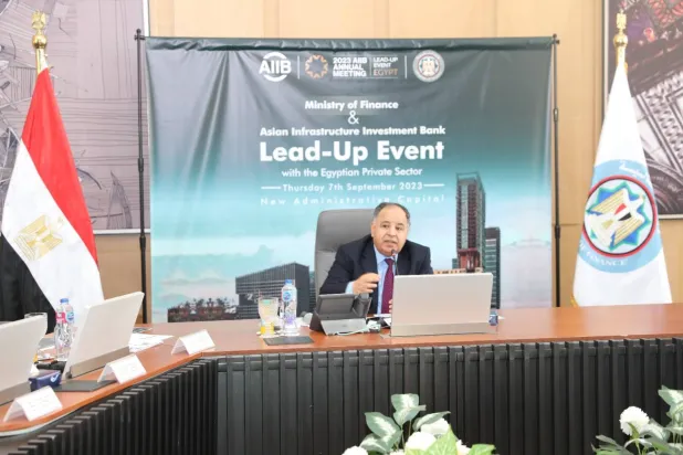وزير المالية المصري محمد معيط خلال لقائه رواد القطاع الخاص وممثلي البنك الآسيوي للاستثمار (الشرق الأوسط)