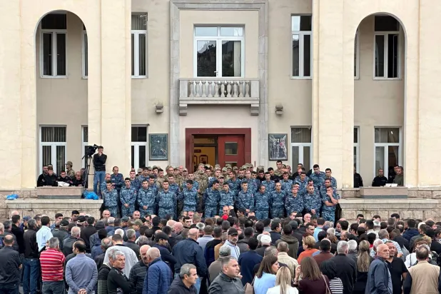 تعزيزات أمنية خارج مبنى برلمان ناغورني قره باغ خلال انتخاب رئيس جديد السبت (أ.ف.ب)