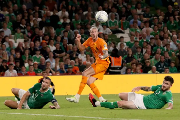 فيخورست خطف هدف الانتصار لهولندا (ا.ف.ب)
