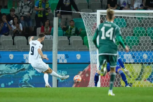 السلوفيني أندراز سبورار خلال تسجيله الهدف الأول في شباك سان مارينو (أ.ب)
