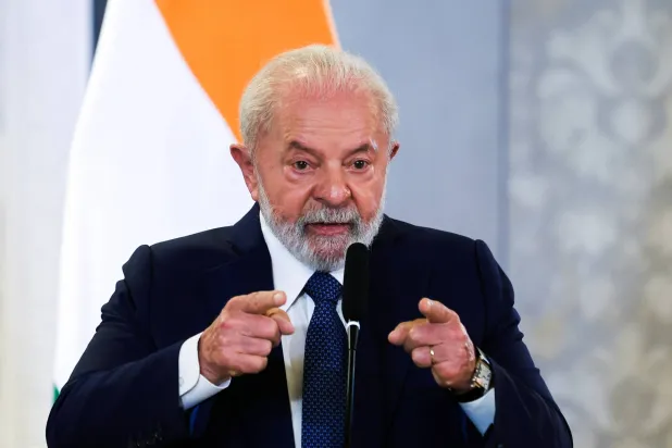 الرئيس البرازيلي لويس إيناسيو لولا دا سيلفا في نيودلهي عقب مشاركته في قمة العشرين (رويترز) 