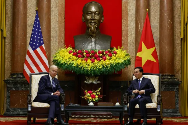 الرئيس الأميركي جو بايدن ونظيره الفيتنامي في هانوي (رويترز)