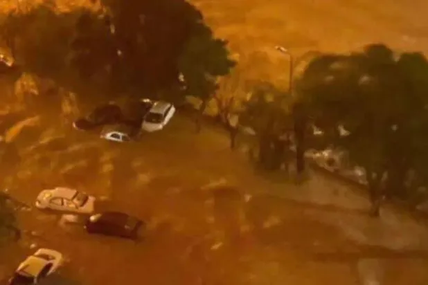 سيارات في شوارع مدينة البيضاء الليبية غارقة في مياه الأمطار