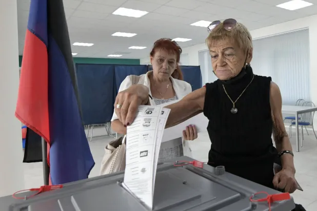 دونیتسک کے ایک مرکز میں ووٹنگ کے دوران لی گئی ایک تصویر (اے ایف پی)