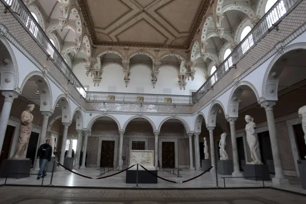 رجل يسير داخل متحف باردو الوطني في تونس (رويترز)