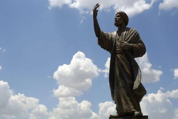 هل المتنبي أهم من الفارابي؟