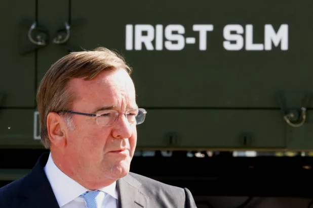 وزير الدفاع الألماني بوريس بيستوريوس في رويثينباخ بالقرب من نورمبرغ بألمانيا في 11 سبتمبر 2023 (رويترز)