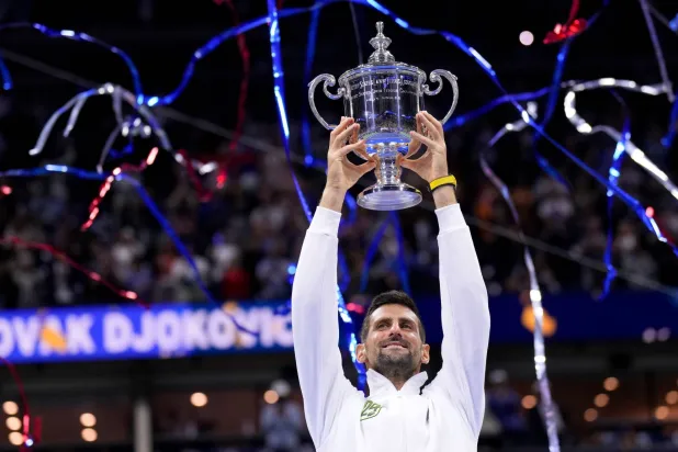 الصربي نوفاك محتفلاً بكأس بطولة أميركا للتنس بعد تغلبه على الروسي دانييل (أ.ب)