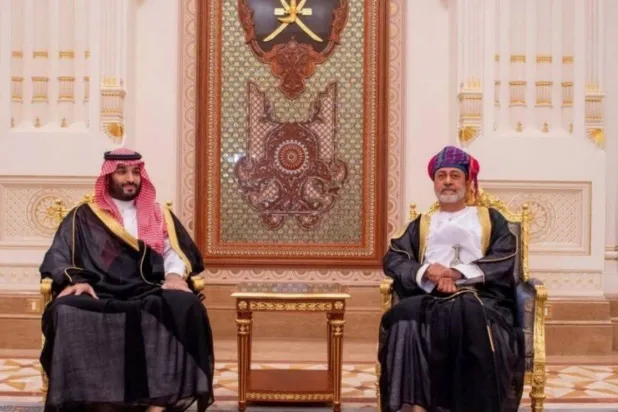 السلطان هيثم بن طارق سلطان عُمان خلال استقباله ولي العهد السعودي الأمير محمد بن سلمان في زيارة سابقة لمسقط (أرشيفية)