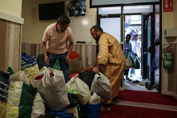 دو مراکشی باشندے اسپین کی ایک مسجد میں زلزلے سے متاثرہ افراد کے لیے امداد جمع کر رہے ہیں (رائٹرز)