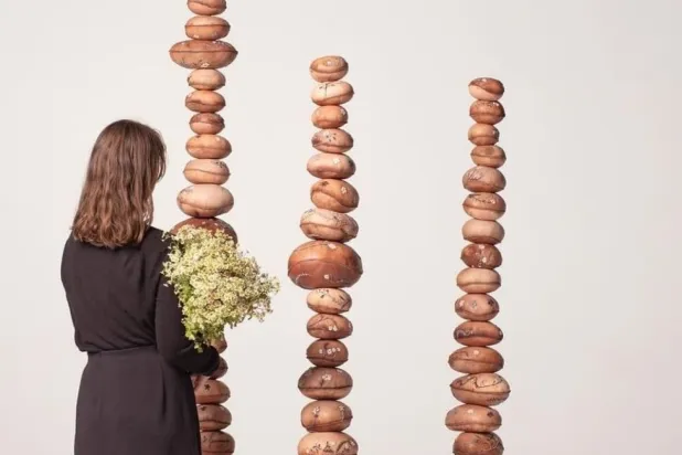 يعكس العمل الشكل الفريد واللافت لمنطقة الغراميل في العلا (صور الفنانة)