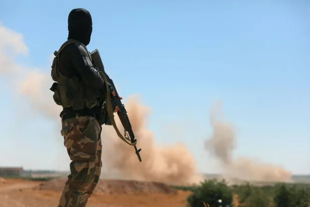 مقاتل من فصيل موالٍ لتركيا على الجبهة ضد «قوات سوريا الديمقراطية» قرب مدينة منبج يوم 6 سبتمبر الحالي (أ.ف.ب)