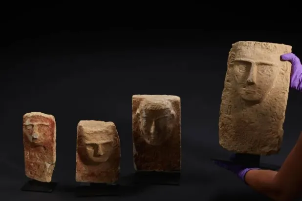 أحجار يمنية تعود إلى النصف الثاني من الألفية الأولى قبل الميلاد (متحف فكتوريا وألبرت)