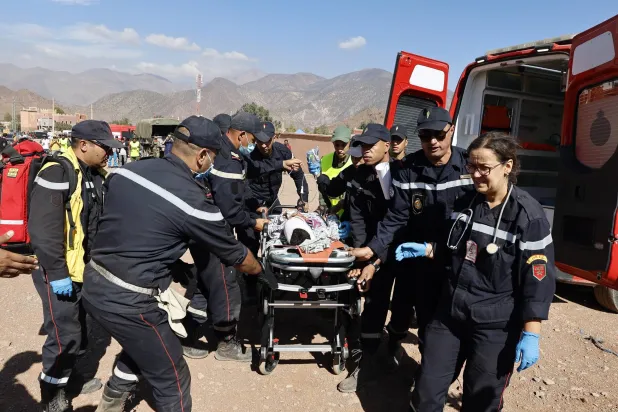 عملية نقل أحد الناجين المصابين من الزلزال إلى مروحية عسكرية ليتم نقله بعد ذلك إلى المستشفى وذلك في أعقاب الزلزال المميت الذي ضرب تلات نيعقوب جنوب مراكش بالمغرب الثلاثاء 12 سبتمبر 2023 (إ.ب.أ)