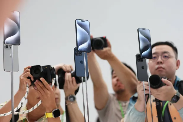 يأتي الهاتف بإطار من التيتانيوم بدلاً من الفولاذ المقاوم للصدأ، ما يسهم في جعله أخف وأنحف مقارنةً بالإصدار السابق (أ.ف.ب)