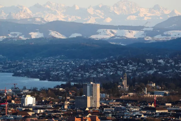 صورة عامة لمدينة زيوريخ بسويسرا في 8 أبريل 2021 (رويترز)