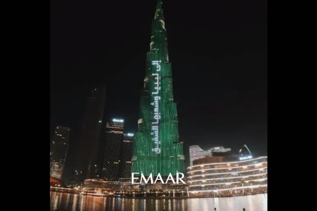 برج خليفة في دبي مضاء بألوان العلم الليبي (فيسبوك)