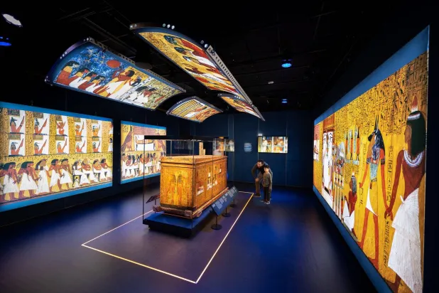 زائرون في معرض «رمسيس وذهب الفراعنة» (موقع المتحف الأسترالي)
