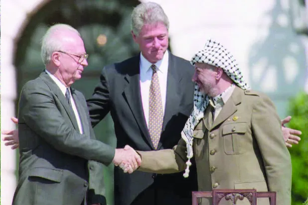 المصافحة التاريخية برعاية الرئيس بيل كلينتون بين ياسر عرفات وإسحاق رابين بعد اتفاق أوسلو بواشنطن يوم 13 سبتمبر 1993 (غيتي)