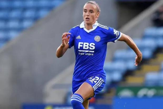 النيجيرية آشلي بلمبتر خلال تمثيلها ليستر سيتي الإنجليزي (الشرق الأوسط) 