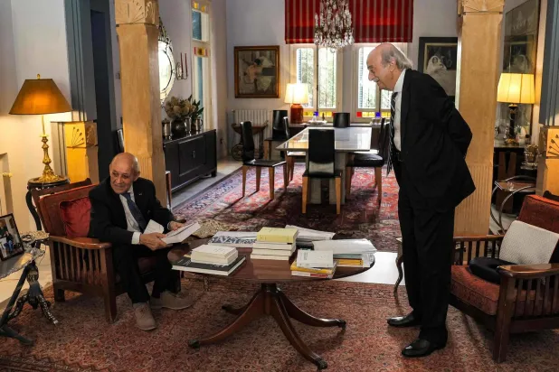 Canbolat (sağda), Le Drian’la evinde görüştü. (AFP)