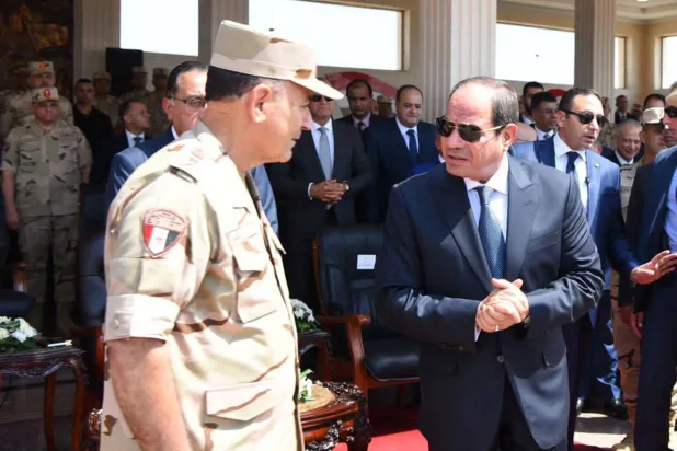 السيسي متحدثاً إلى رئيس أركان الجيش المصري أسامة عسكر قبيل إرسال المساعدات الإغاثية إلى ليبيا (رويترز)