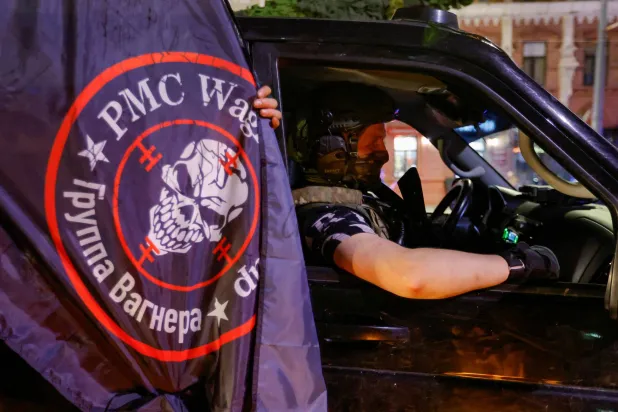 مقاتلون من مجموعة فاغنر خلال انسحابهم من مقر المنطقة العسكرية الروسية الجنوبية للعودة إلى قاعدتهم في مدينة روستوف أون دون بروسيا في 24 يونيو 2023 (رويترز)