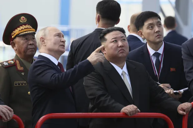 Putin ve Kim dün Rusya'nın Uzak Doğusundaki Vostochny üssünde yaptıkları görüşme sırasında bir füze fırlatma rampasını incelerken (AP)