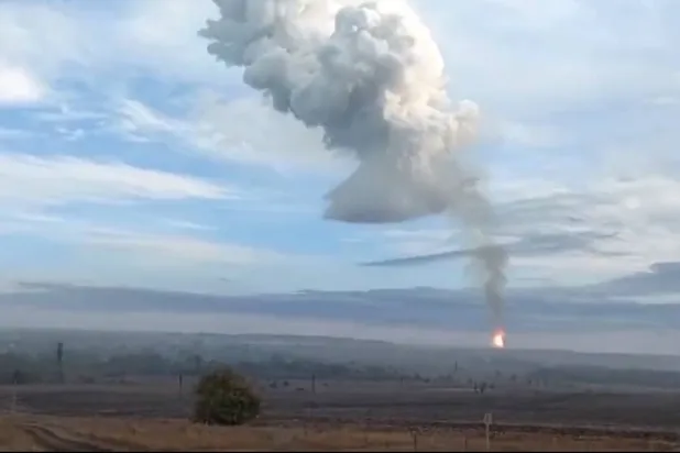 صورة مثبتة من مقطع فيديو على «إكس» للحريق في خط أنابيب للغاز الطبيعي في مدينة ساراتوف