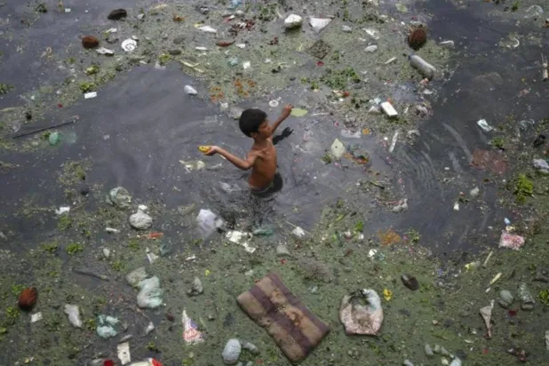 نهر ملوّث في الهند (رويترز)
