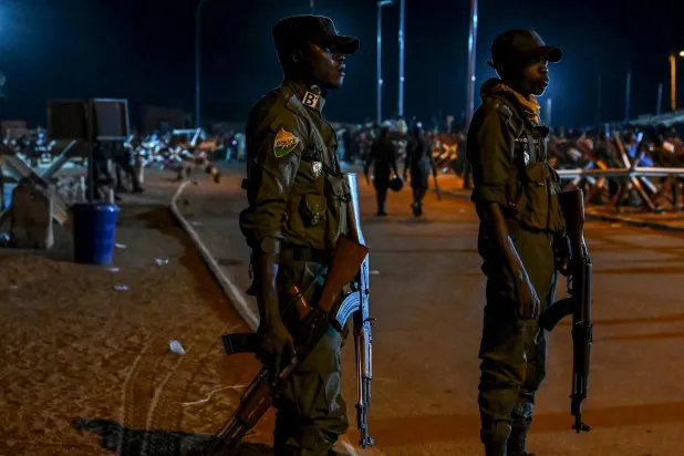 حراسة مشددة للقاعدة الجوية الفرنسية بنيامي أثناء المظاهرات المطالبة برحيل الجيش الفرنسي من النيجر (أ.ف.ب)