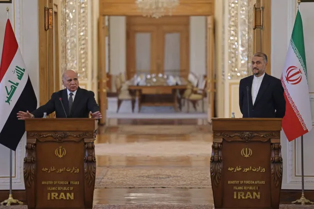 تہران میں عراقی وزیر خارجہ اپنے ایرانی ہم منصب حسین امیر عبداللہیان کے ساتھ ایک پریس کانفرنس کے دوران گفتگو کر رہے ہیں  (اے ایف پی)