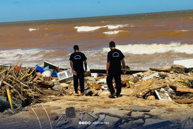 عناصر من الهيئة العامة للبحث والتعرف على المفقودين تنتشل الجثث في مدينتي درنة وسوسة (الهيئة)