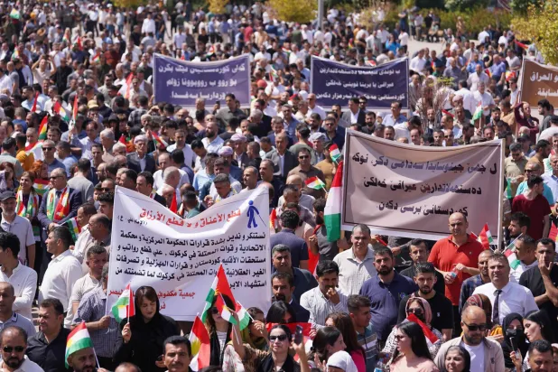 مسيرة في مدينة دهوك شماليّ العراق مطلع سبتمبر احتجاجاً على عدم دفع رواتب (أ.ف.ب)