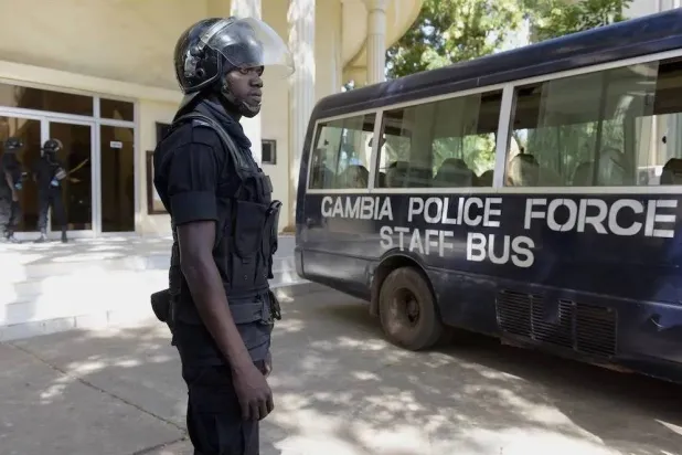 شرطي غامبي أمام مفوضية بالعاصمة بانجول (صحافة محلية)