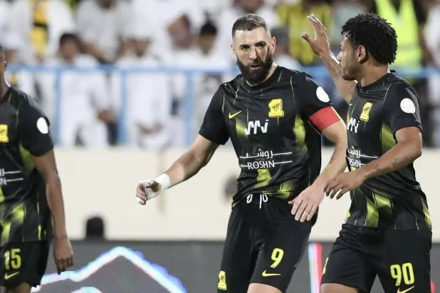 بنزيمة محتفلاً بهدفه الثمين في شباك الأخدود (الدوري السعودي)