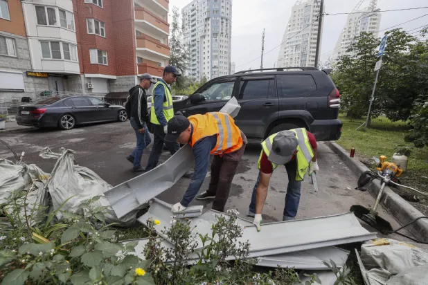 أرشيفية لعمال ينظفون موقع إسقاط طائرتين من دون طيار في محيط موسكو (إ.ب.أ)