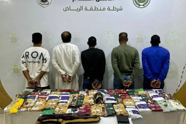 ضبط بحوزة المروّجين الخمسة 74.6 كيلوغرام من مادة الحشيش المخدّر (الداخلية السعودية)