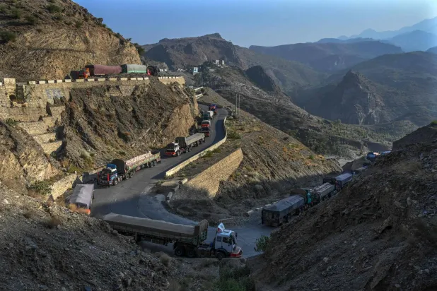 معبر طورخم الحدودي بين الدولتين المتجاورتين كان مغلقاً منذ الأسبوع الماضي (أ.ف.ب)