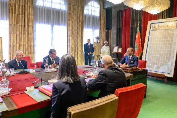 مراکش کے بادشاہ کا حکومت کے کچھ ارکان کے ساتھ ملاقات کا منظر (ایم اے پی)