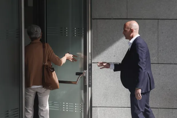 الرئيس السابق خضع لاستجواب من المحكمة (إ.ب.أ)