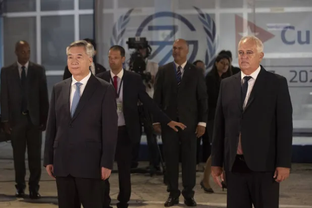 لي شي (يسار) سكرتير اللجنة المركزية لفحص الانضباط للحزب الشيوعي الصيني يستقبله إميليو لوسادا (يمين)، رئيس إدارة العلاقات الدولية باللجنة المركزية للحزب الشيوعي الكوبي، بعد وصوله إلى مطار خوسيه مارتي الدولي مطار هافانا بكوبا في 14 سبتمبر 2023 (إ.ب.أ)