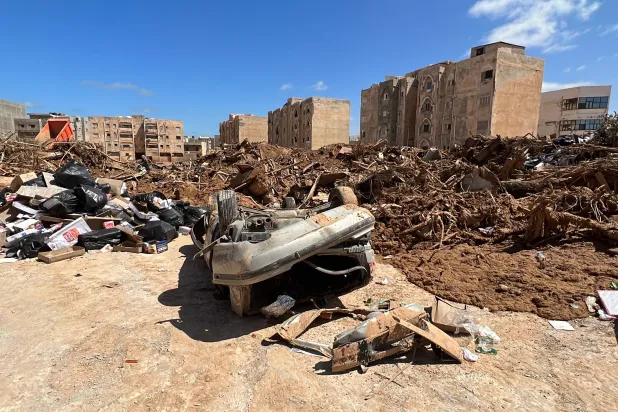 صورة تظهر الدمار والسيارات المتضررة جراء الإعصار «دانيال» في درنة الليبية (إ.ب.أ)