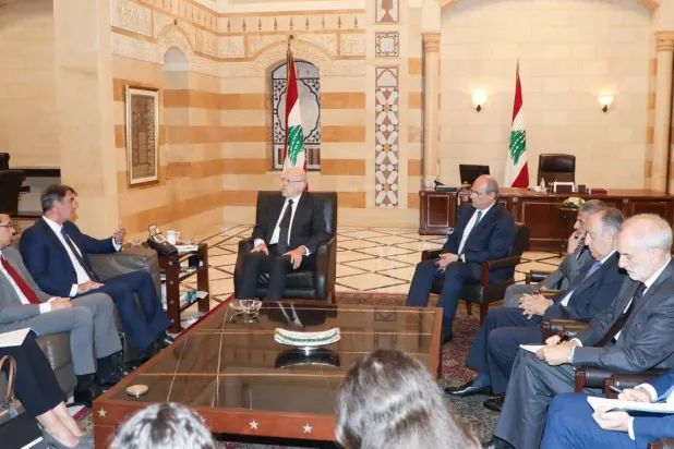 ميقاتي مجتمعاً مع بعثة صندوق النقد الدولي برئاسة رئيس البعثة ارنستو ريغا (إكس)