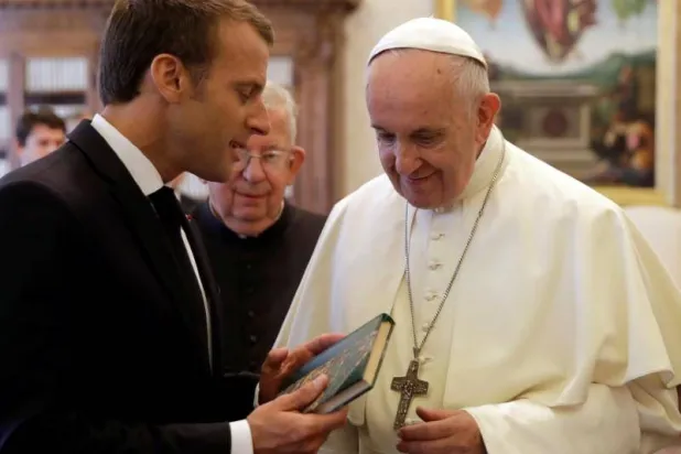 البابا فرنسيس (يمين) يلتقي الرئيس الفرنسي إيمانويل ماكرون وزوجته بريجيت ماكرون (ليست في الصورة) بعد لقاء خاص في الفاتيكان في 24 أكتوبر 2022 (رويترز)